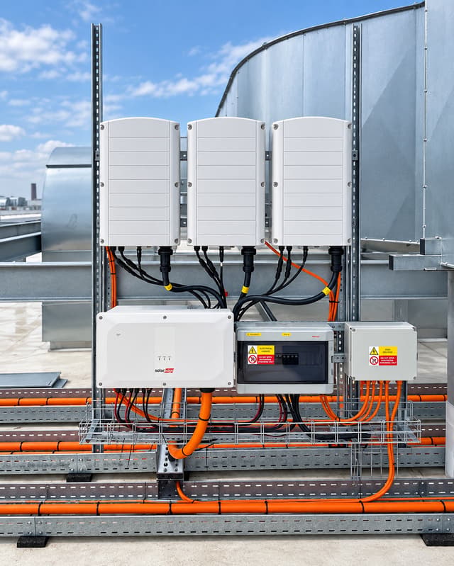 Elektrikář při práci na elektroinstalaci