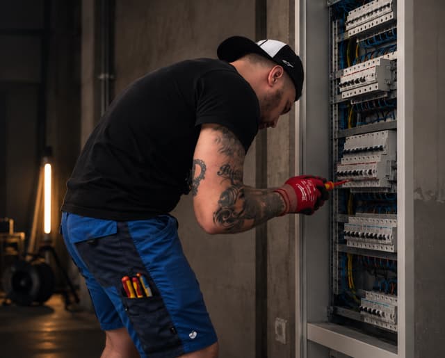 Filip Stárek u elektrického rozvaděče
